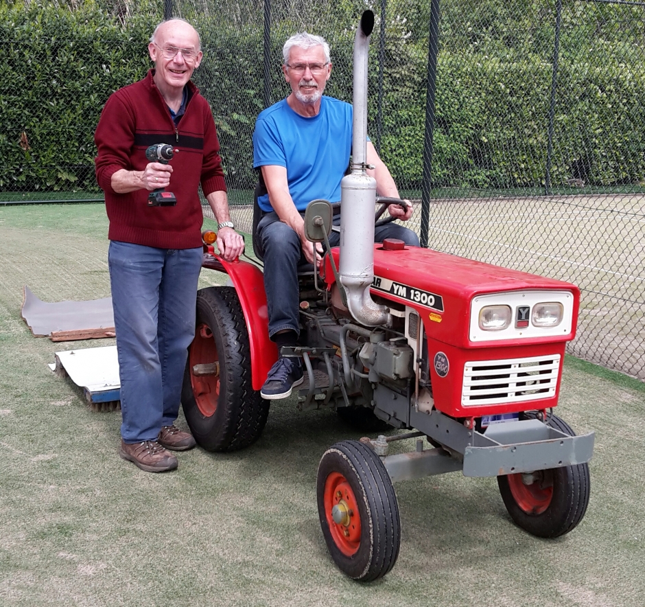 Twee leden parkcommissie in actie.