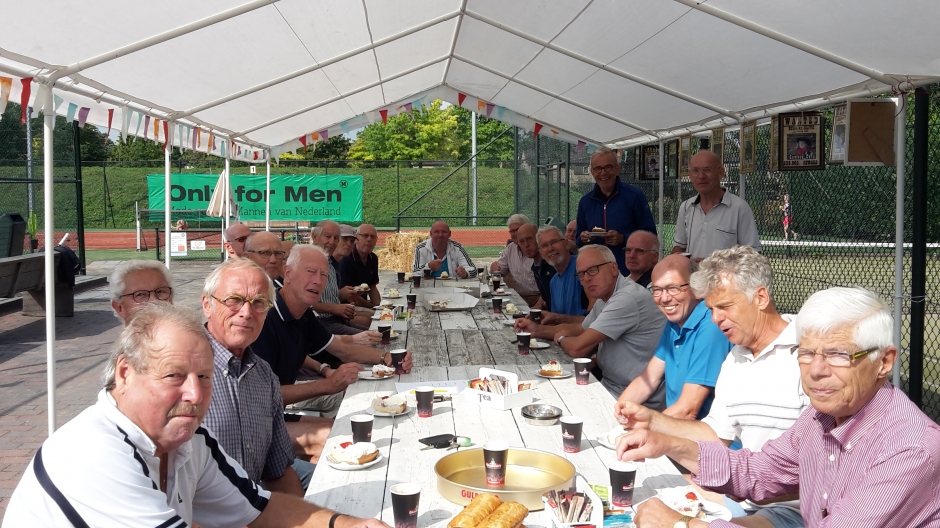 Veteranen vieren de verjaardagen.