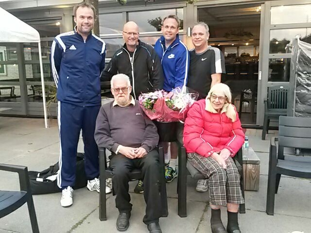 Heren 1 vrijdag ontvangen in Renswoude voor hun kampioenschap bloemen van Cor en Lia 't Gilde